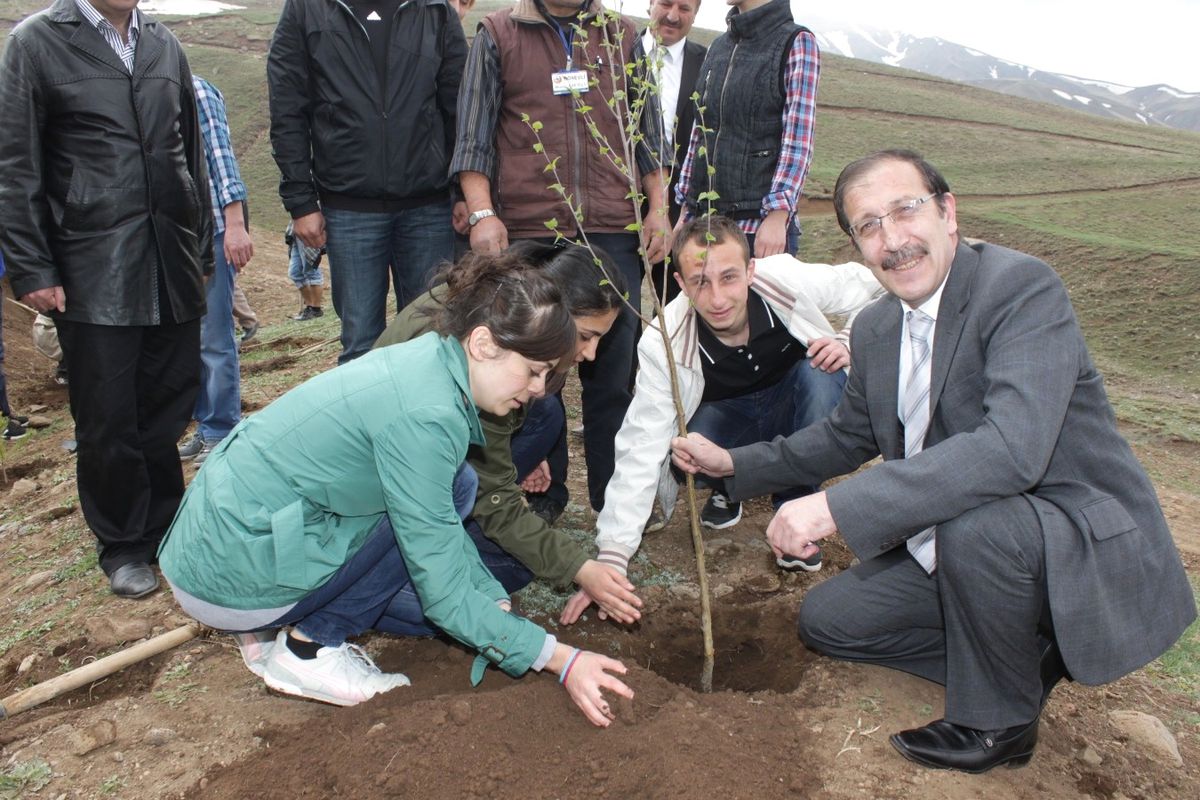 Başkan Bulutlar, Gençlerle Birlikte Fidan Dikti...