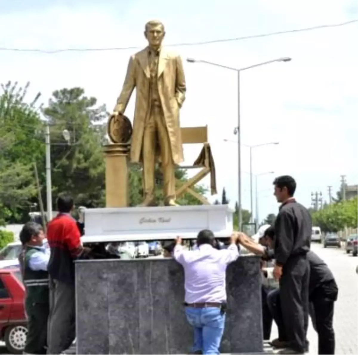 Beğenilmeyen \'Yılmaz Güney\' Heykeli Yenilendi