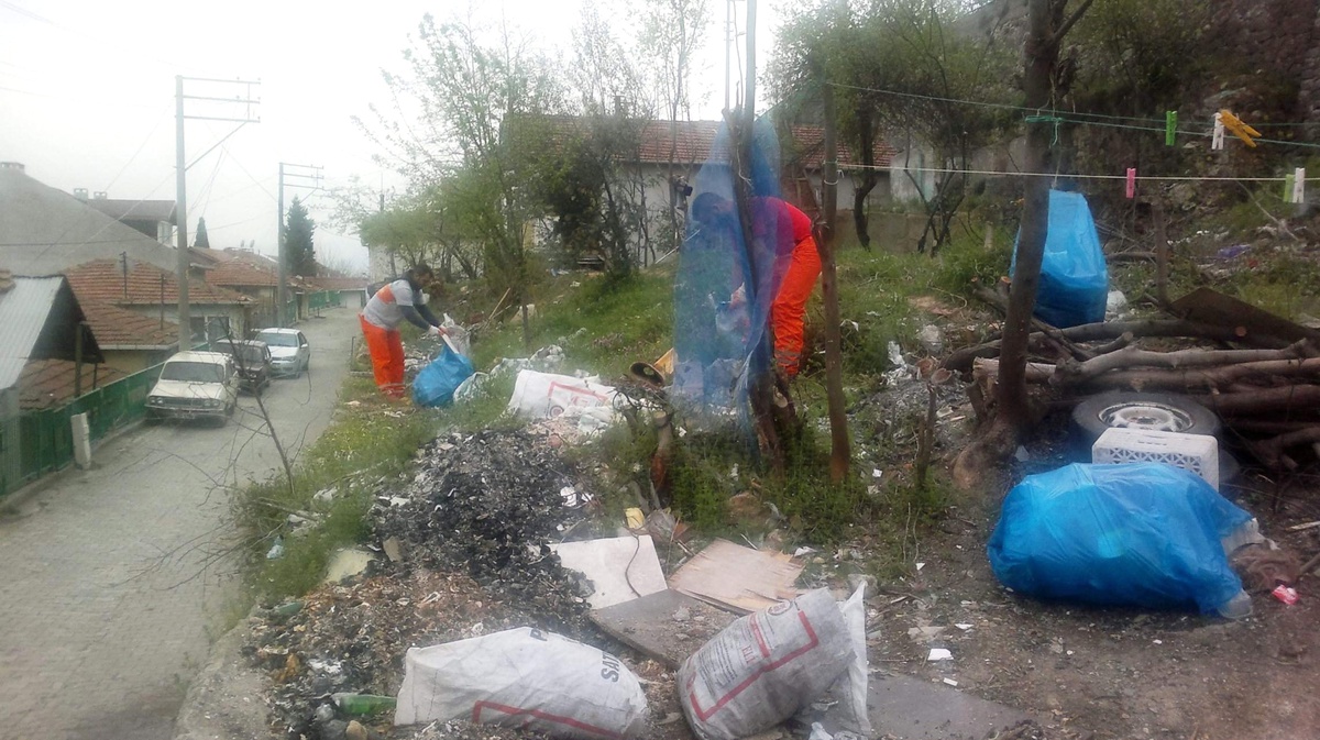 Belediye, Boş Arsalarda Temizlik Çalışması Yapıyor