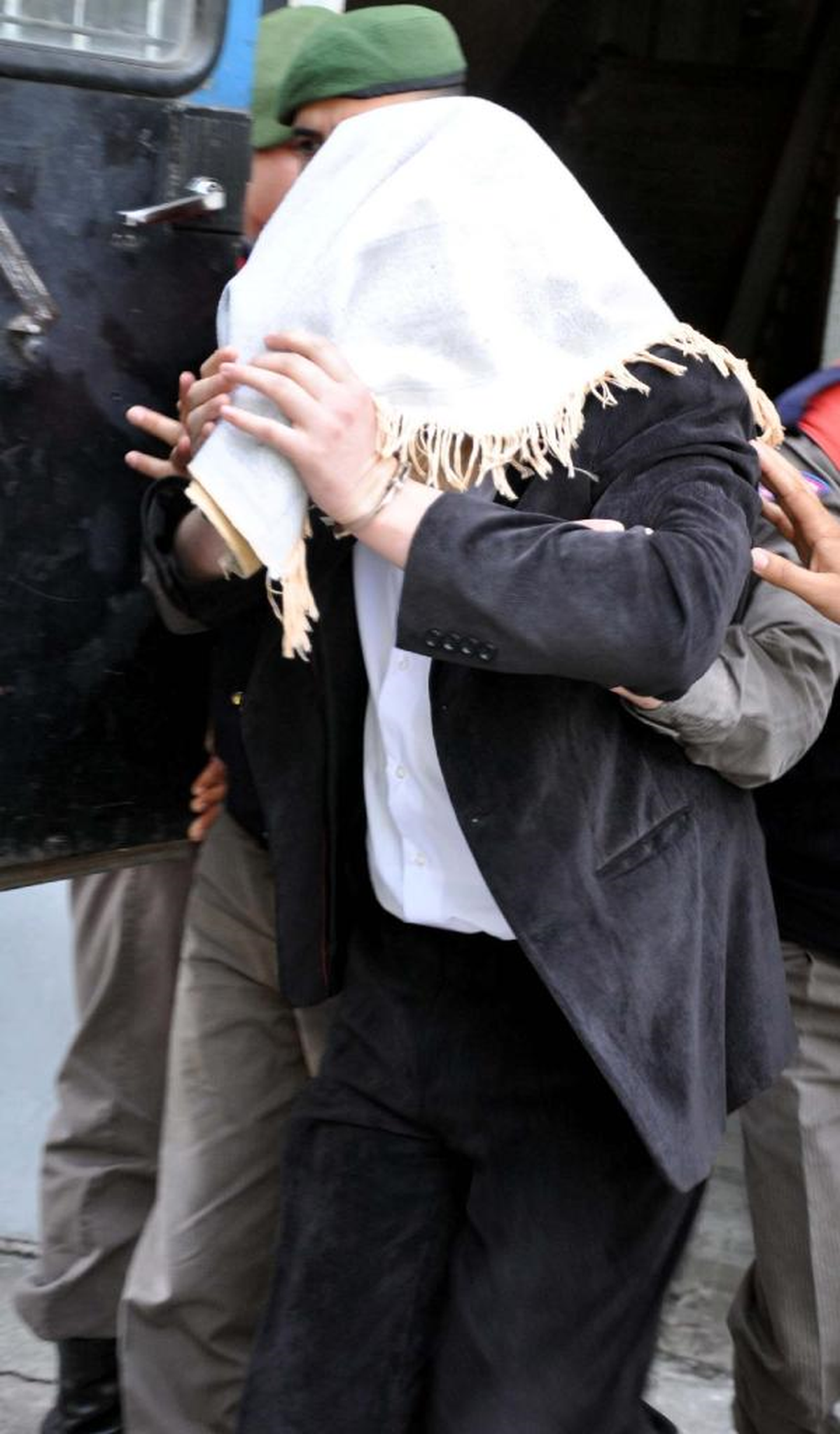 Cinsel İstismardan Yargılanan Sanıktan Seccadeli Önlem