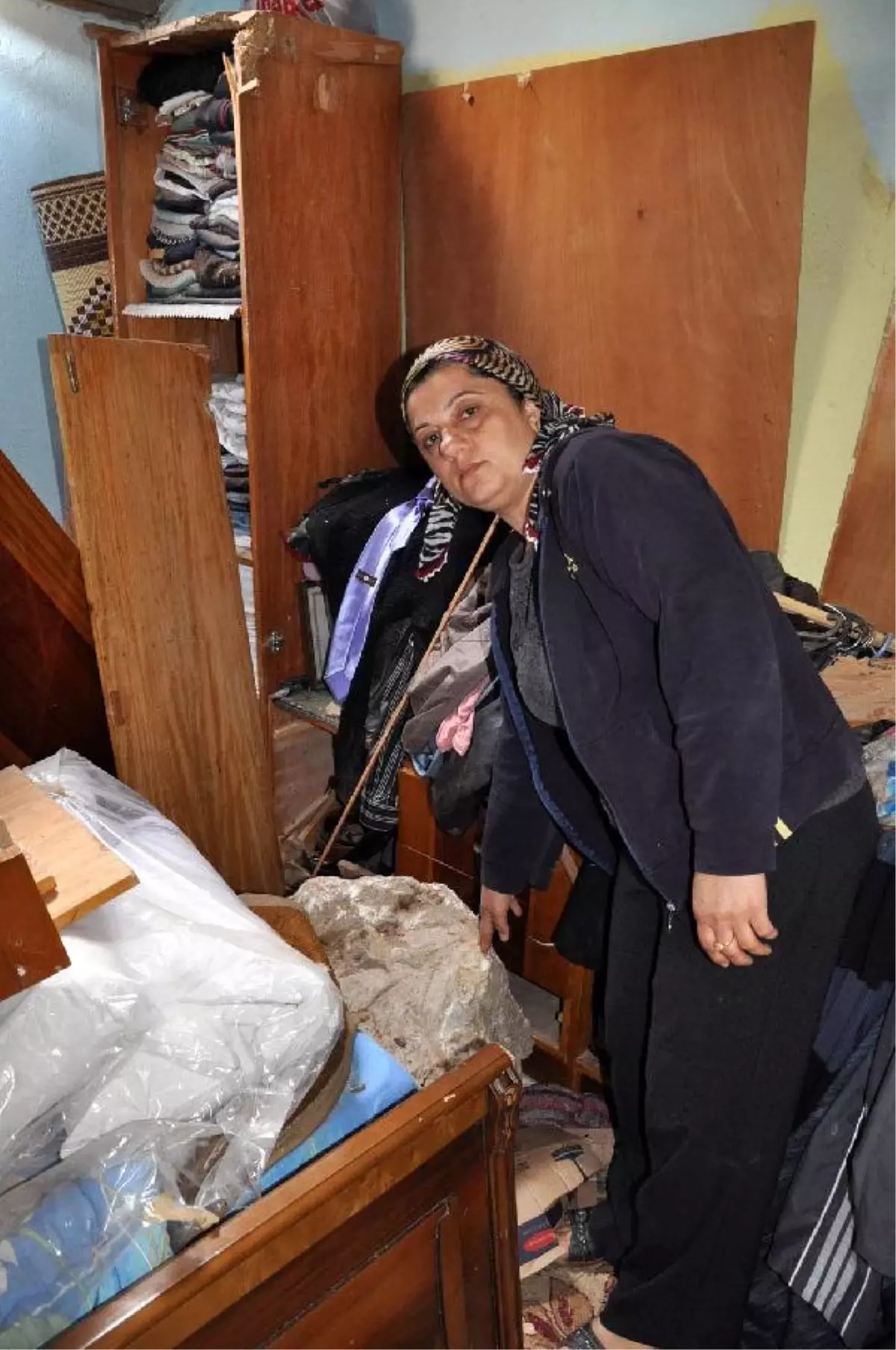 Dağdan Kopup Yuvarlanan Kaya Parçaları, Evlerin Üzerine Düştü