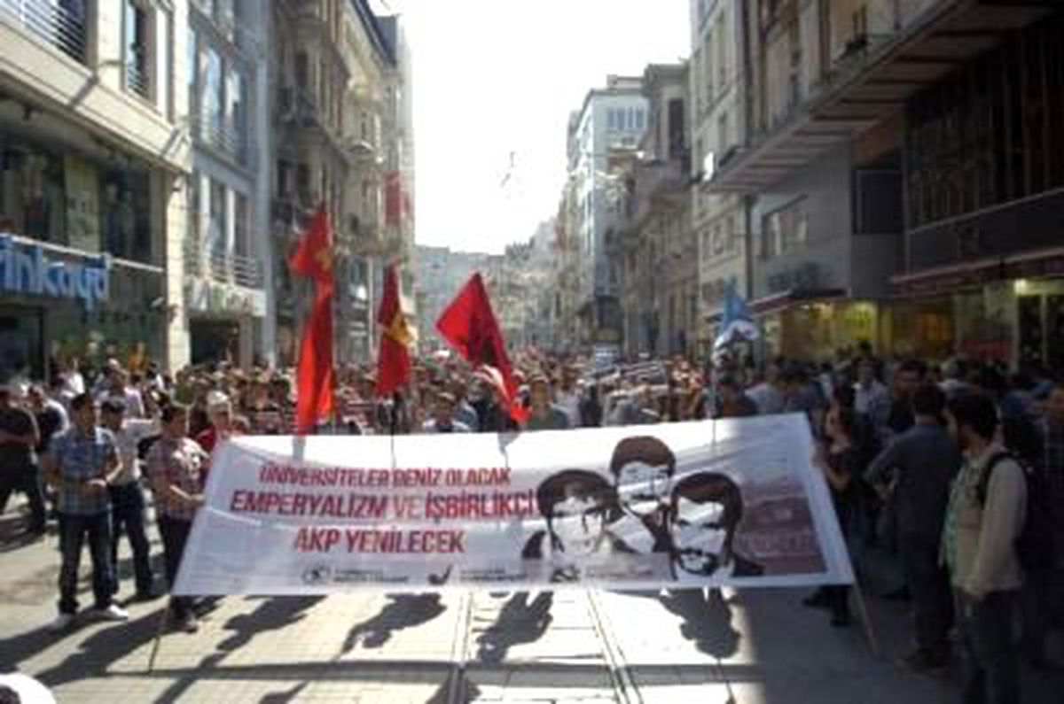 Deniz Gezmiş ve Arkadaşları İçin Dolmabahçe\'ye Yürüdüler