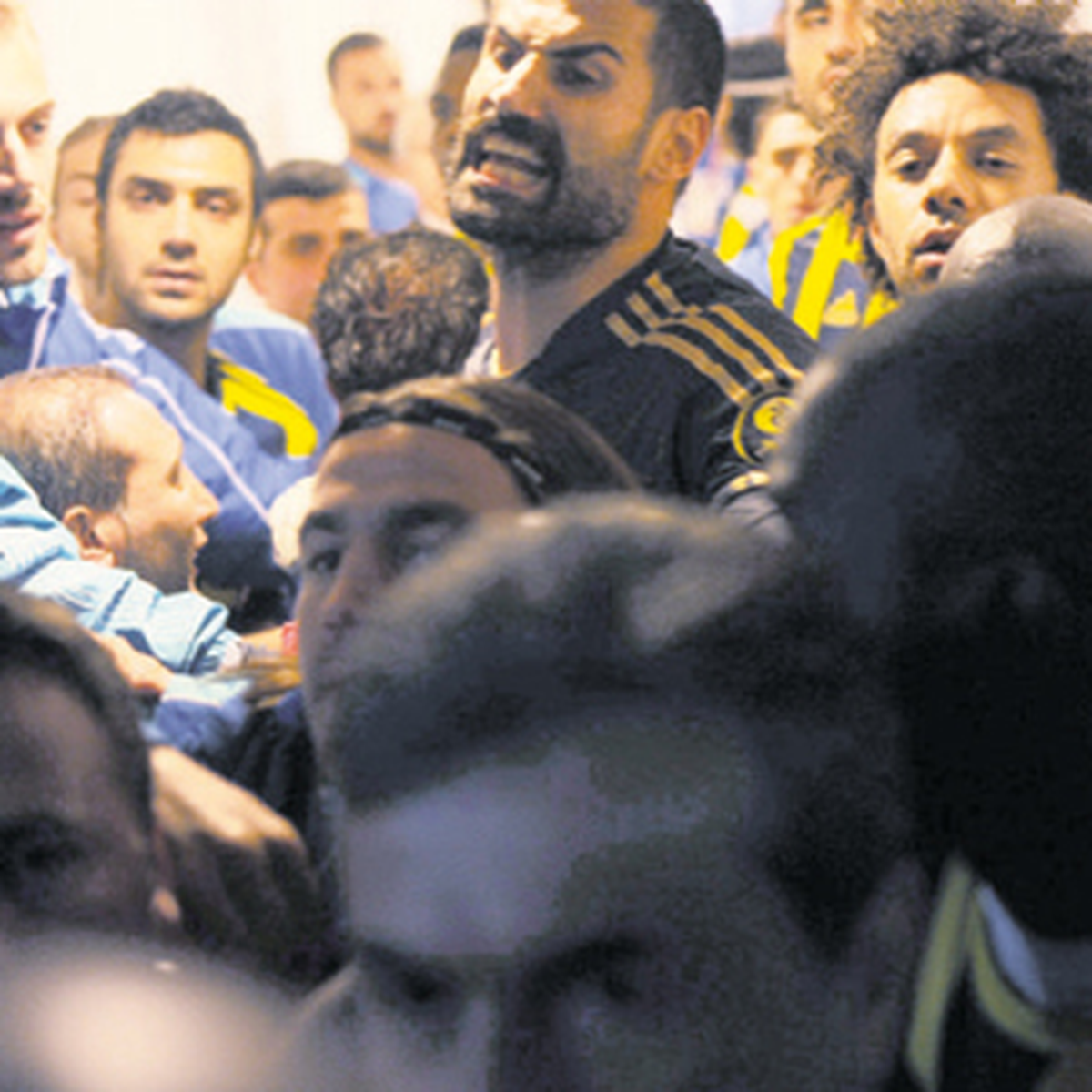 Avni Aker\'de Savaş Çıktı!
