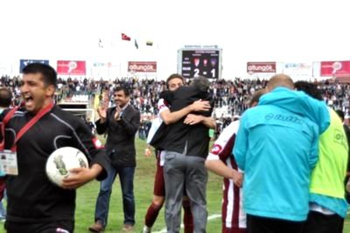 Ek2elazığspor Şampiyonluğunu Seyircisiyle Kutladı