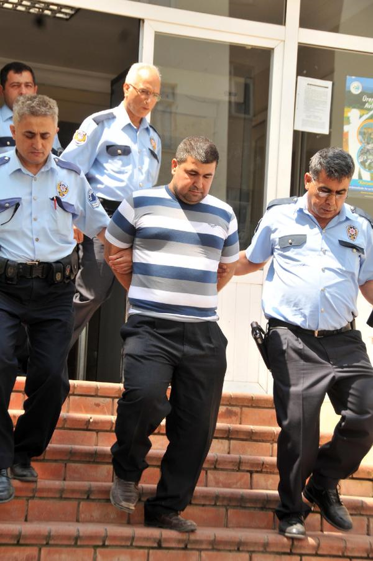 Eşinin Eski Ortağını Tabancayla Yaraladı