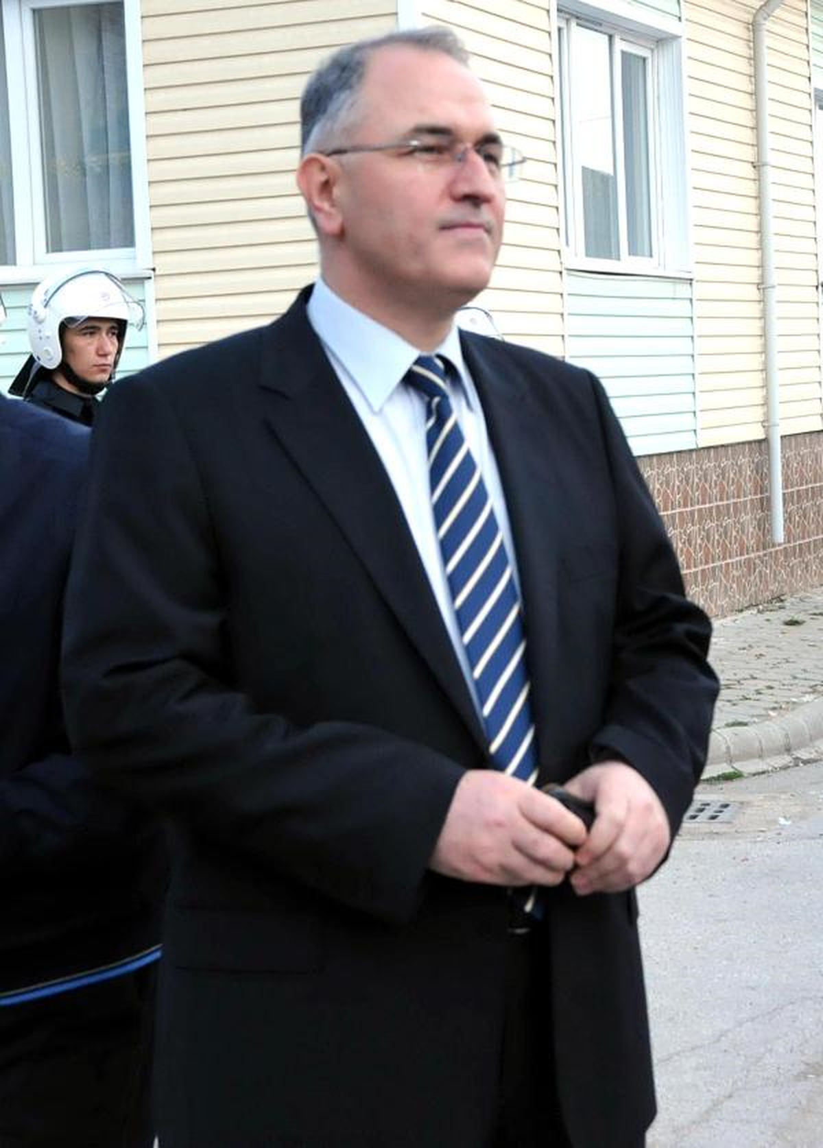 Görev Başında Güneş Gözlüğüne Yasak