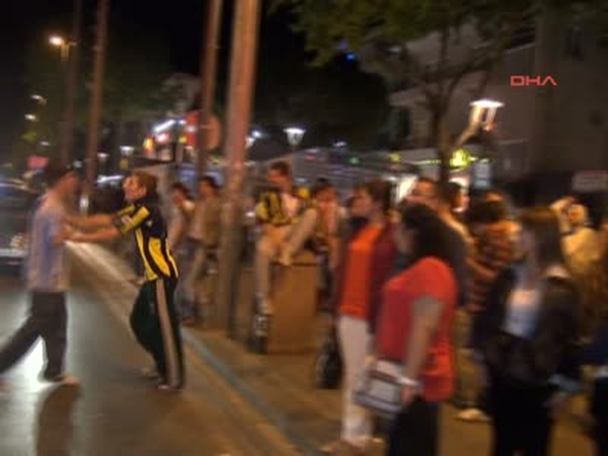 Taraftar Bağdat Caddesine Akın Etti