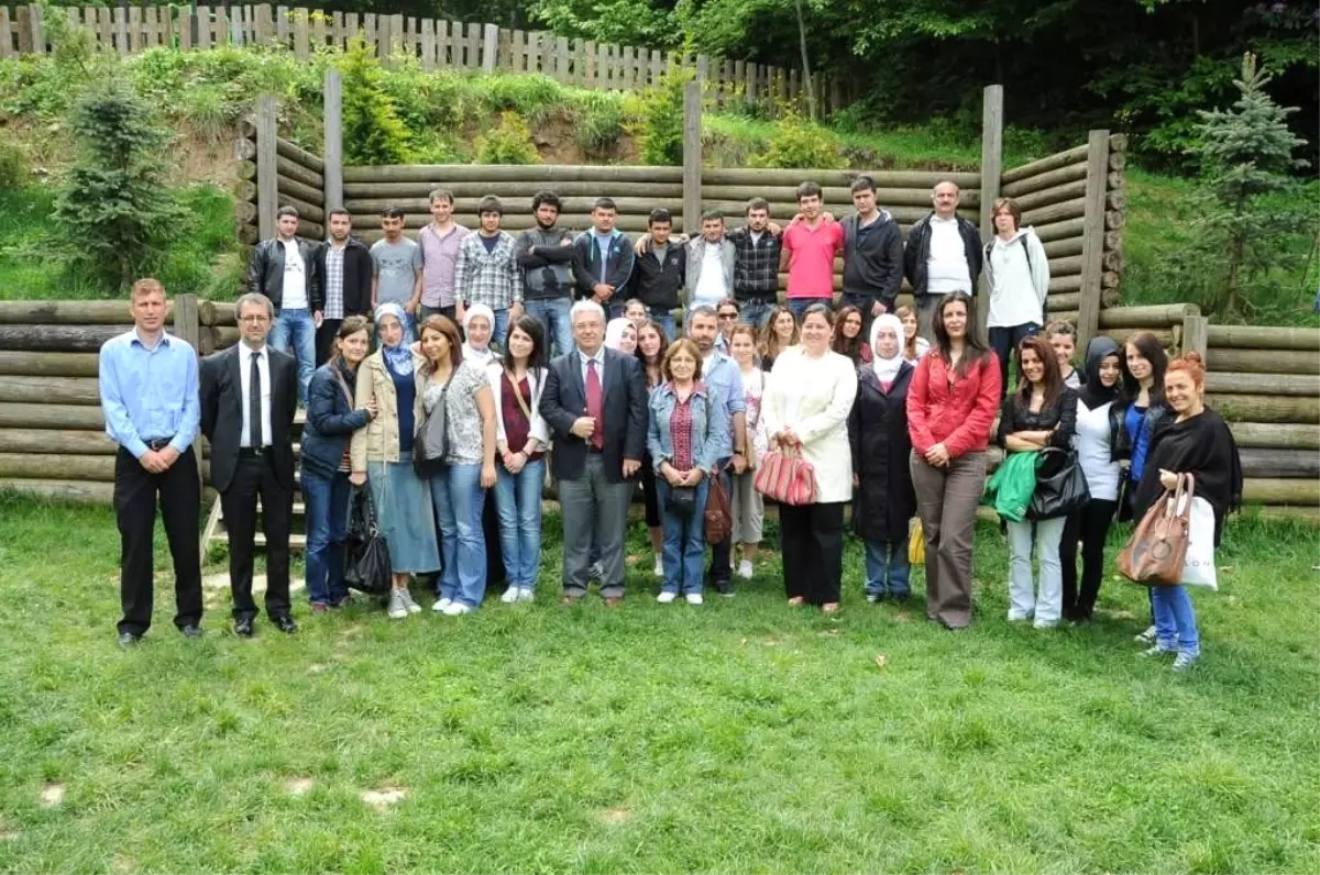 Koü Öğrencilerinden Ayaz\'a "Topluma Duyarlı Başkan" Ödülü