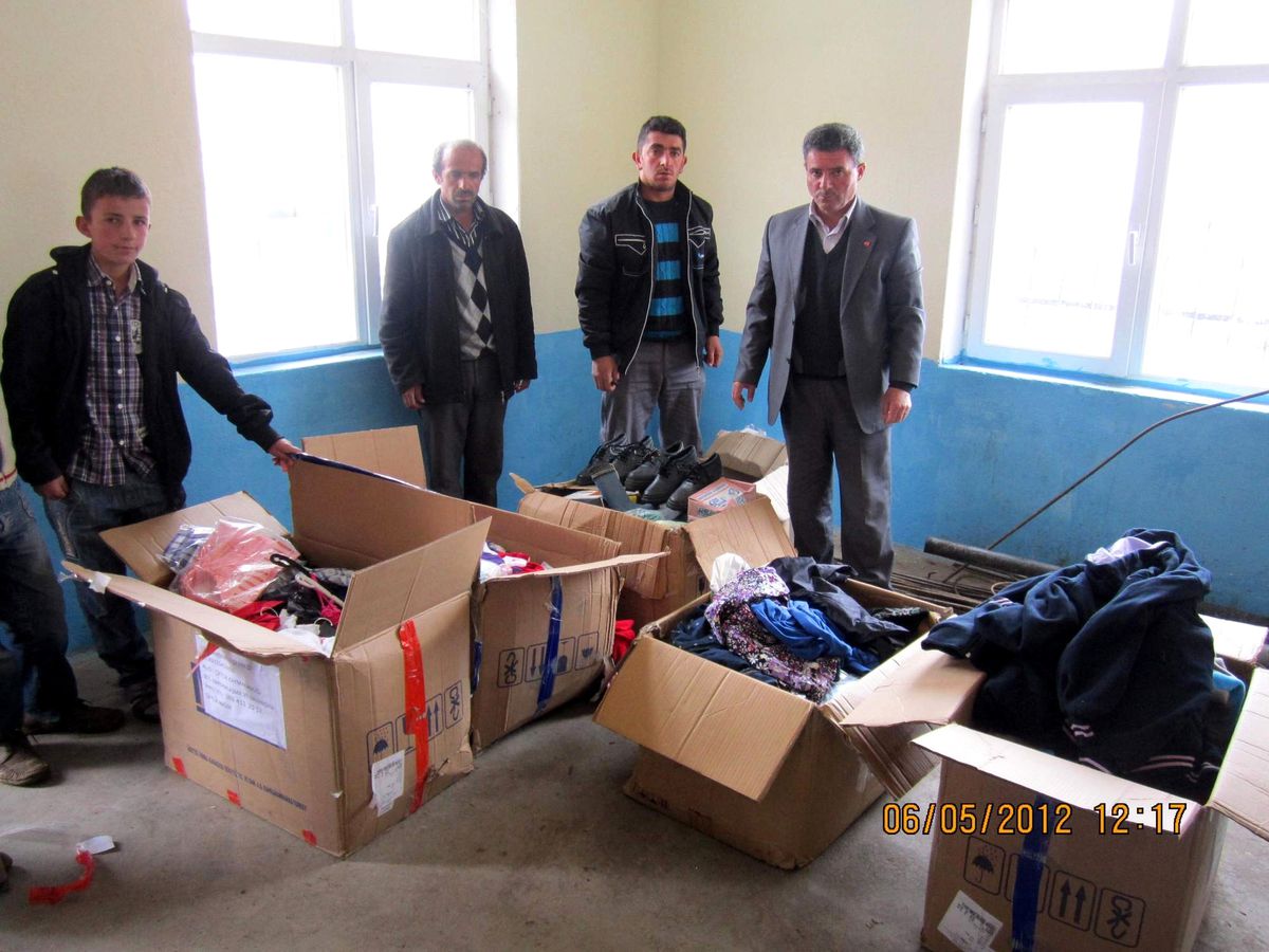 Kur\'an Evi Derneğinden İhtiyaç Sahiplerine Kıyafet Yardımı
