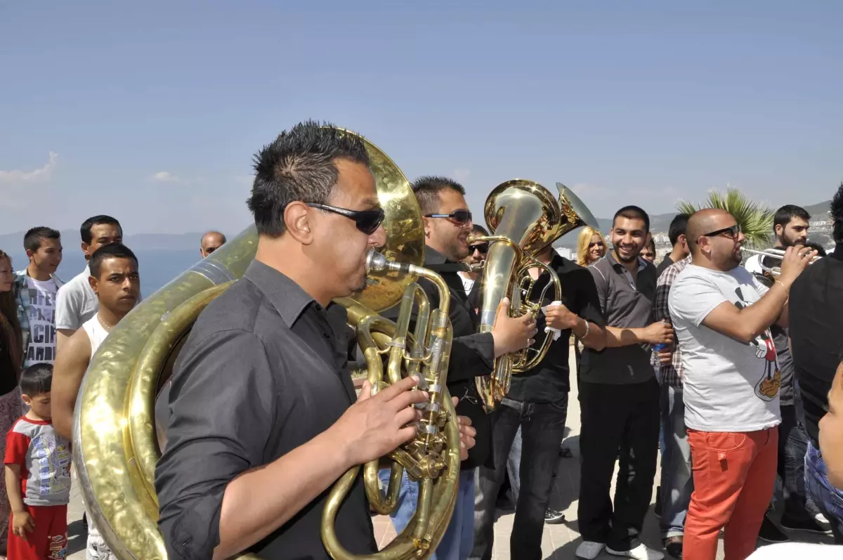 Kuşadası'nda Hıdrezlez Coşkusu Sürüyor