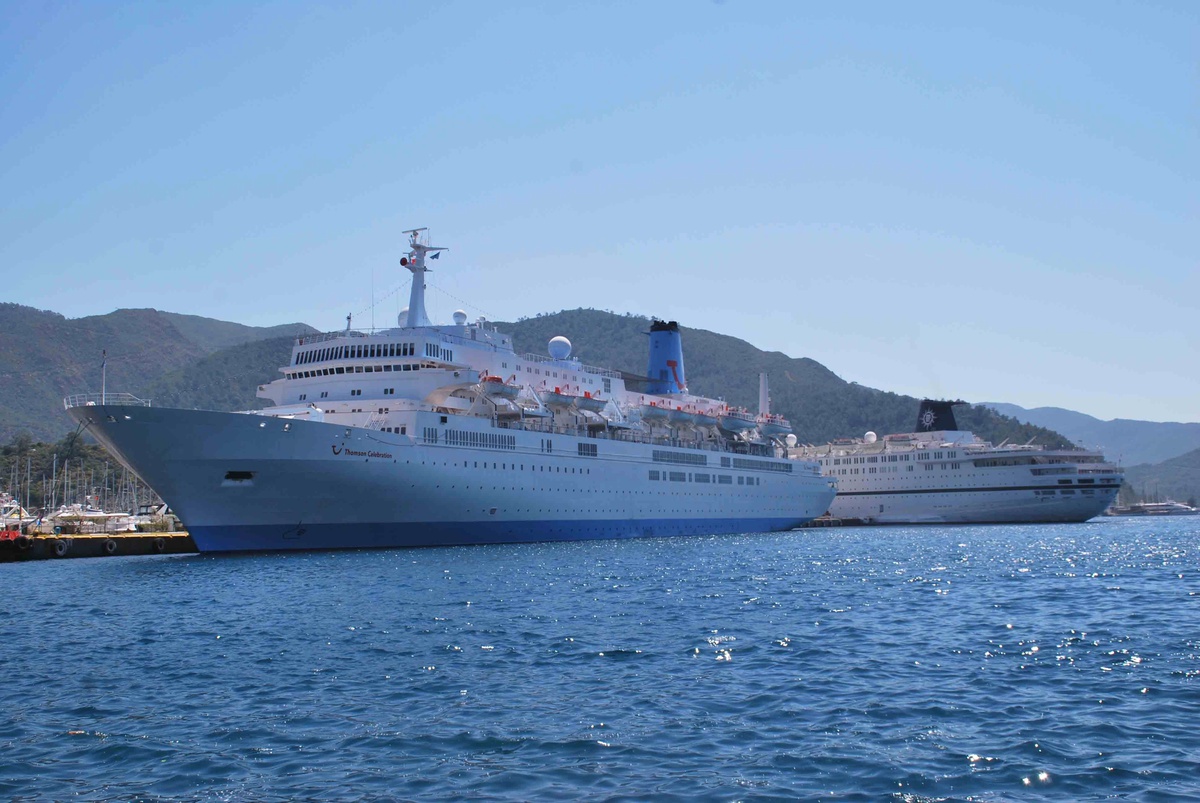 Marmaris İki Yolcu Gemisine Ev Sahipliği Yaptı
