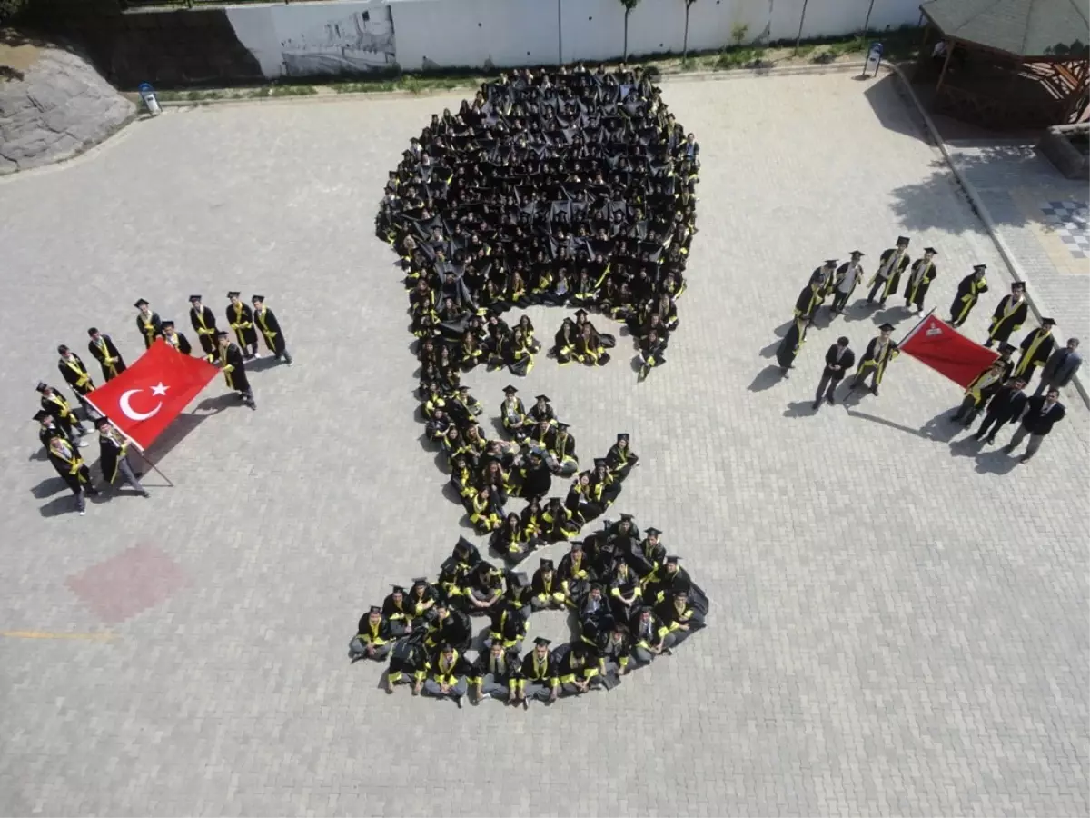 Öğrenciler Bahçede Yan Yana Gelerek Atatürk Portresi Oluşturdu