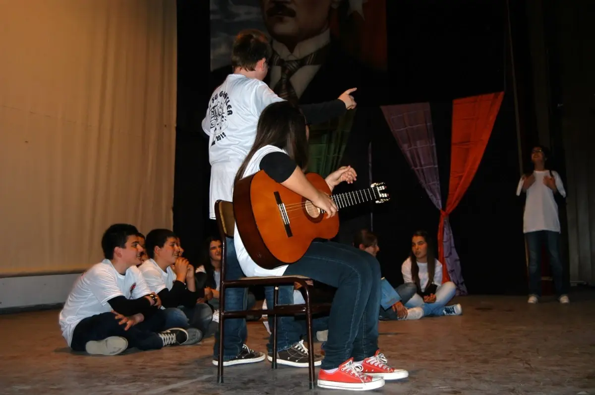 Öğrenciler Oynadığı "Ah Şu Gençler" Müzikali Veliler Tarafından Ayakta Alkışlandı