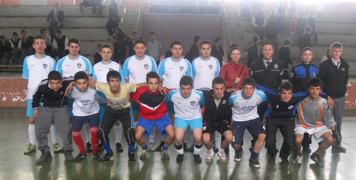 Öğrenciler Polisleri Yendi