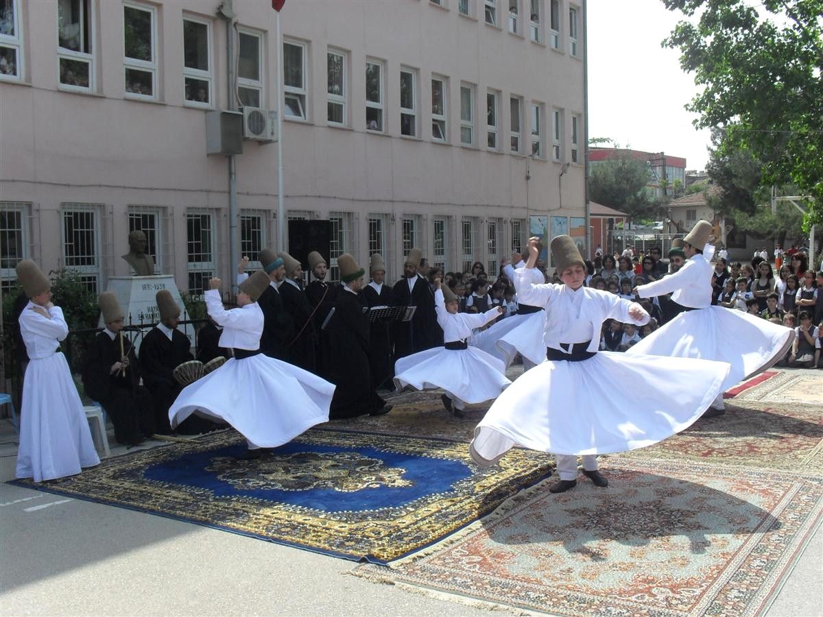 Öğrencilerden Okul Bahçesinde Sema Ayini