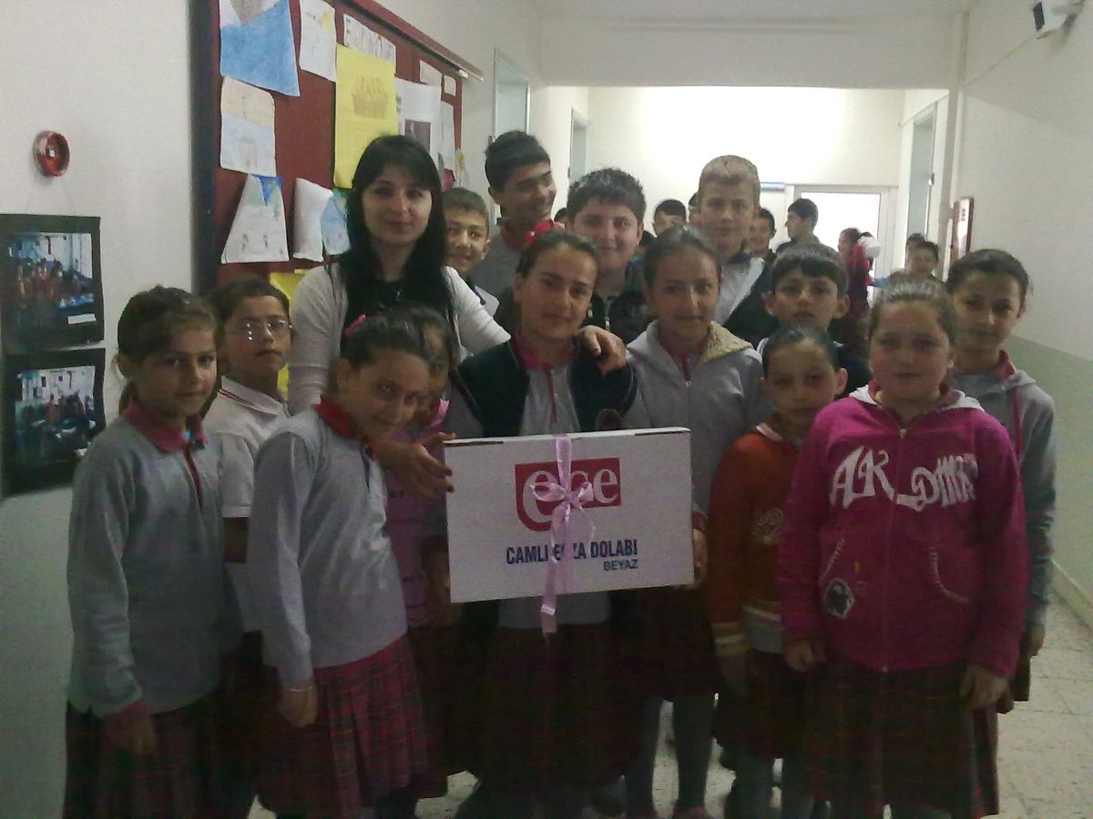 Öğretmen Adayları Okulların Ecza Dolaplarını Doldurdu