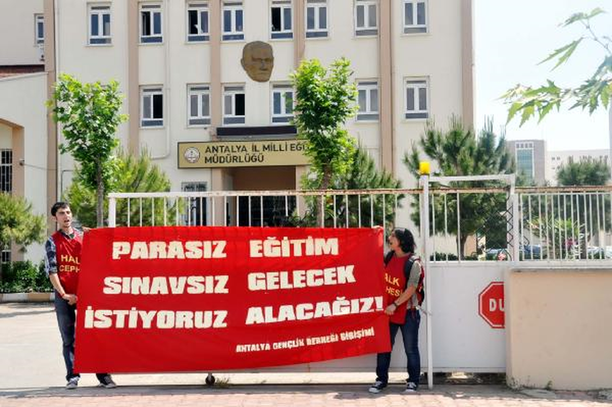 Parasız Eğitim İçin Kendilerini Zincirlediler
