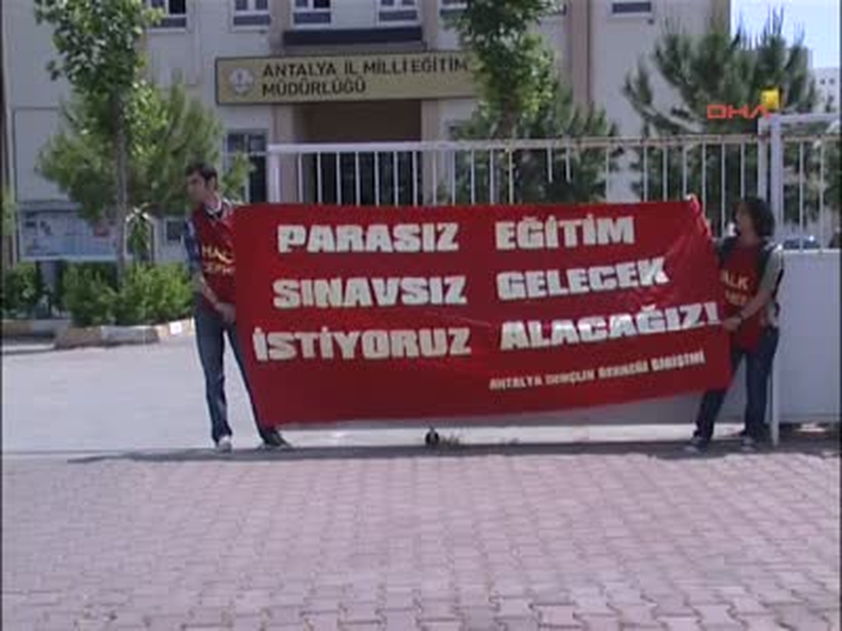 Parasız Eğitim İçin Kendilerini Zincirlediler