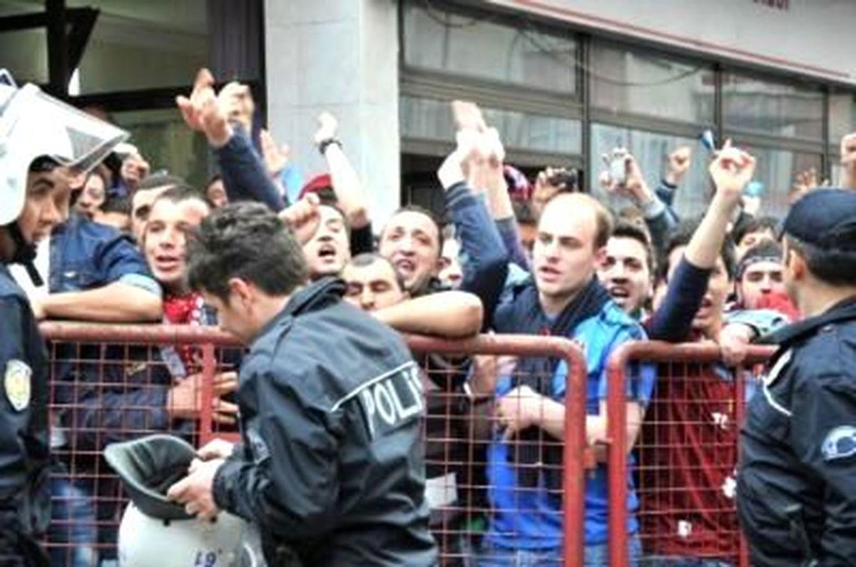 Polis Yeleği Giyerek Stada Girmeye Çalışmışlar