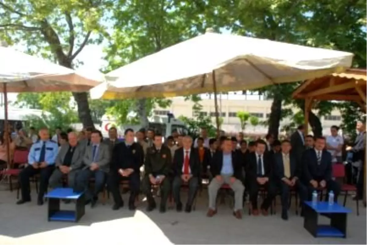 Polisler Ceza Kesmek Yerine Çikolata Dağıttı