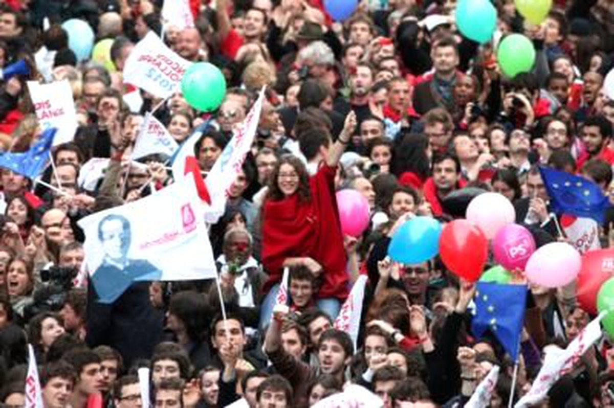 Sarkozy\'nin Gidişi Bastille Meydanı\'nda Kutlanıyor