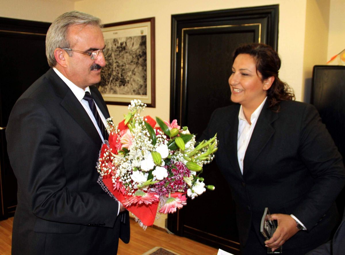 Tiyatroculardan Vali Karaloğlu\'na Teşekkür Plaketi