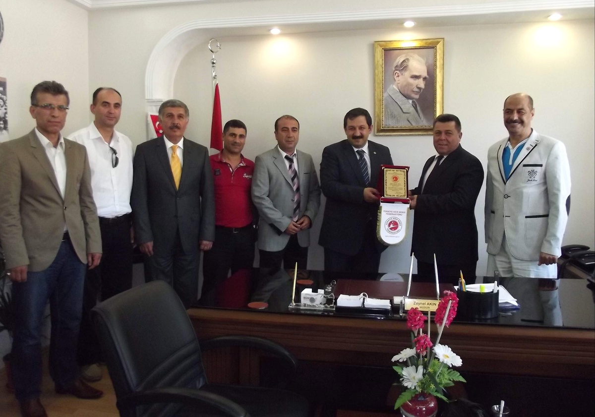 Türkiye Kick Boks Federasyonu Başkanı Kayıcı'dan Aydınlılara Plaket