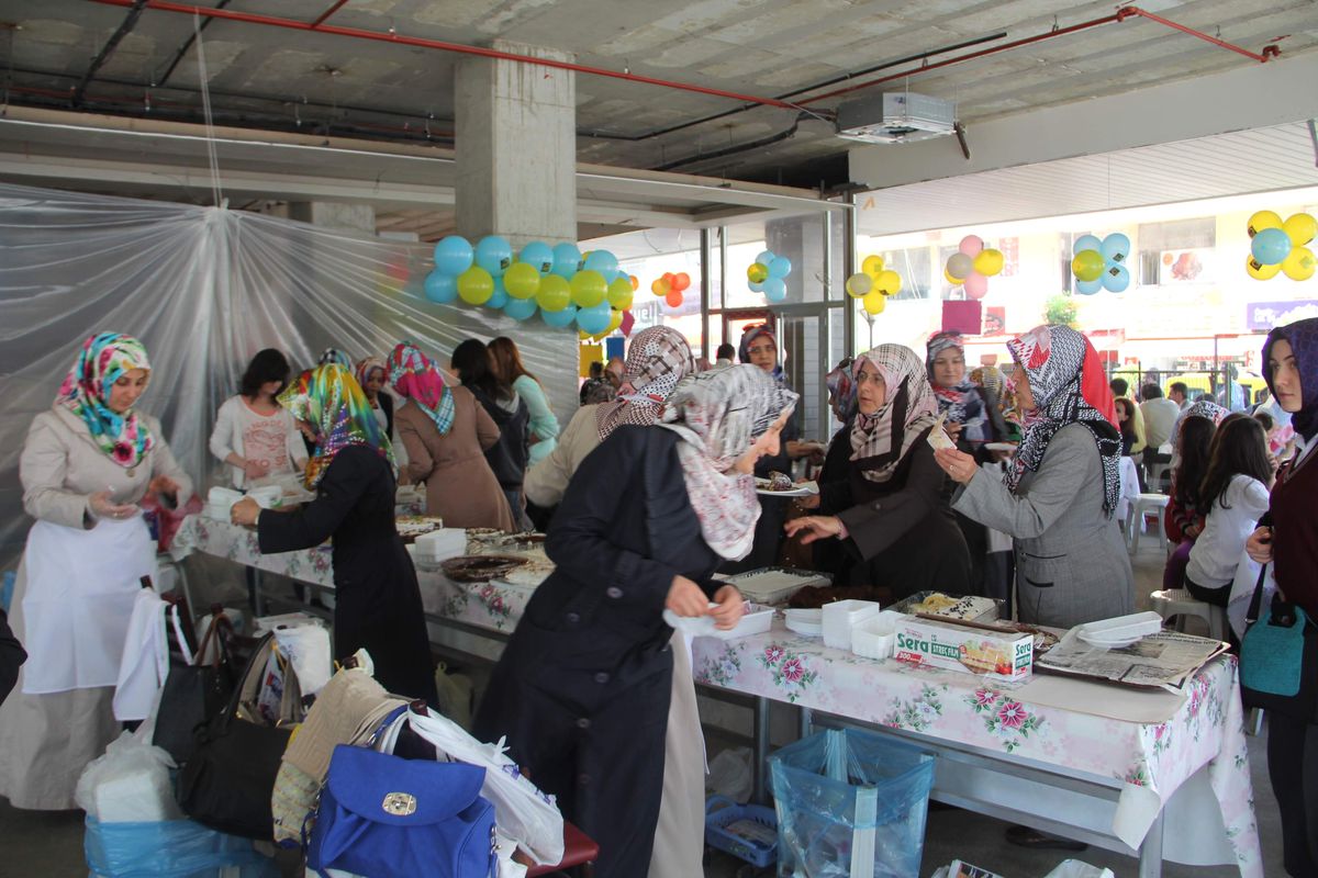 Zümrüt Hanımları Eğitim ve Yardımlaşma Derneği\'nden Kermes
