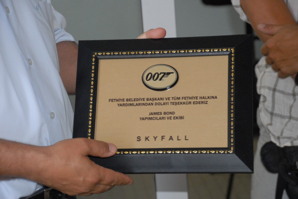 007\'den Öğrenim Çağındaki Gençlere 7 Bin 500 TL Bağış