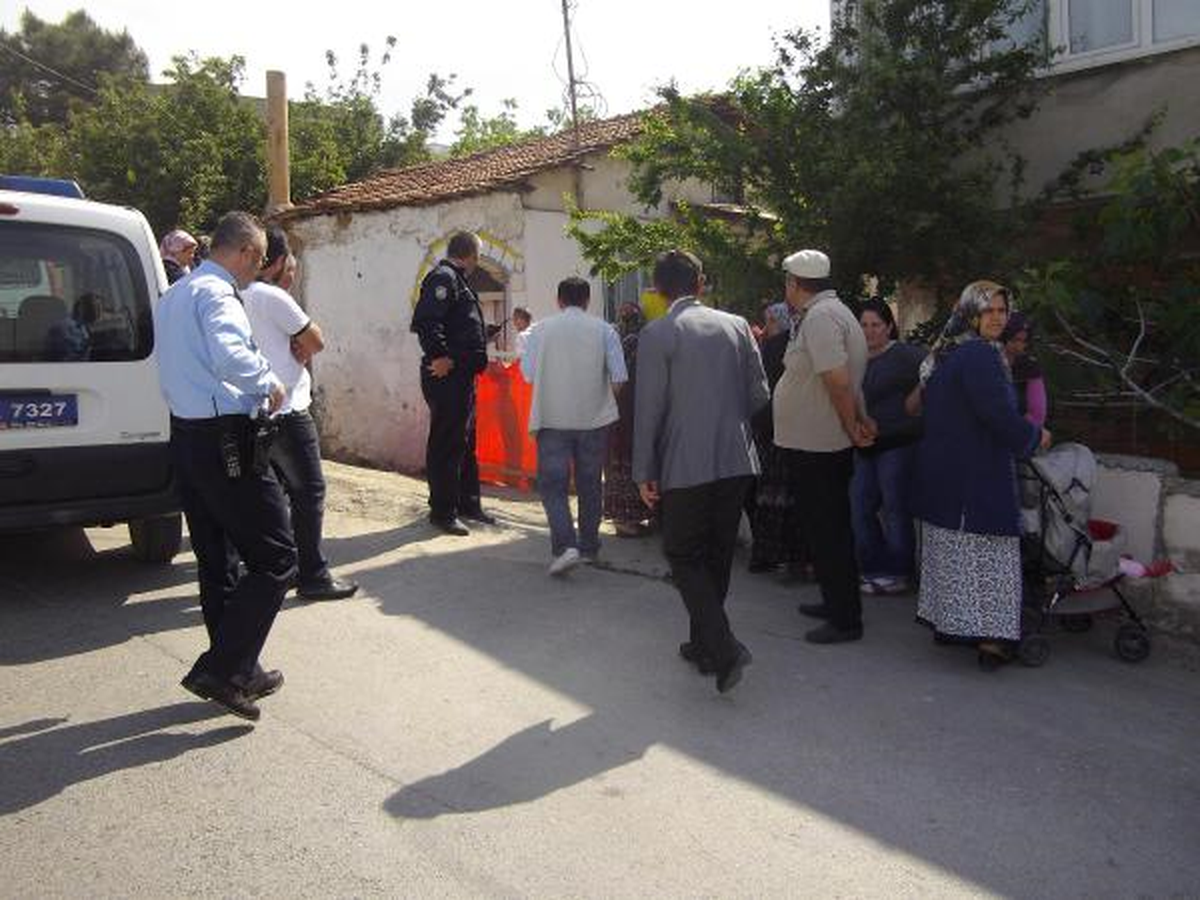 77 Yaşındaki Kadın Bahçede Kendisini Astı