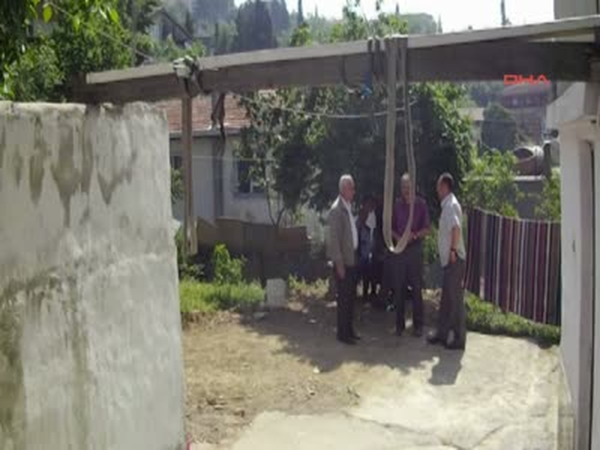 77 Yaşındaki Kadın Bahçede Kendisini Astı