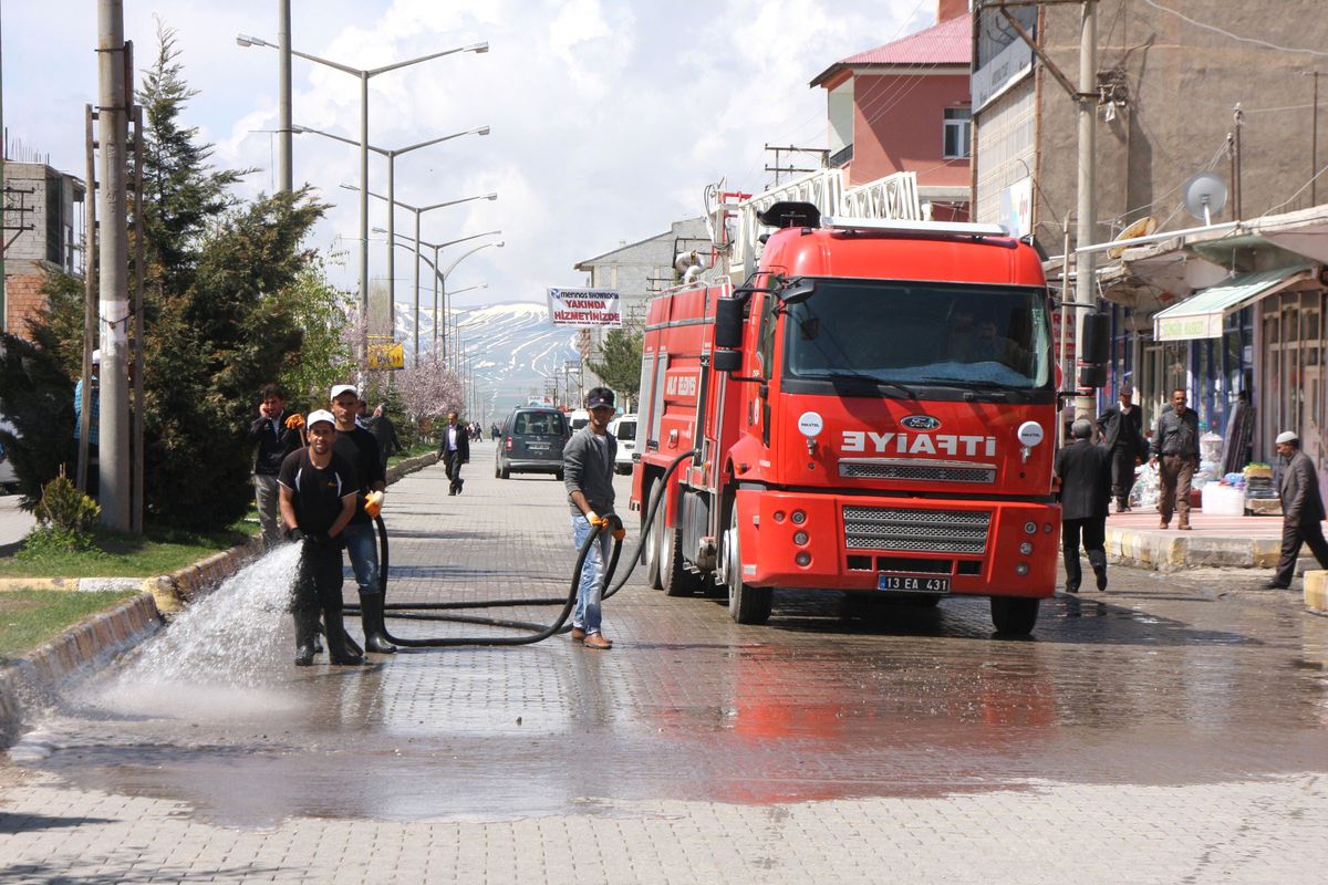 Ahlat Belediyesi Bahar Temizliği Yapıyor