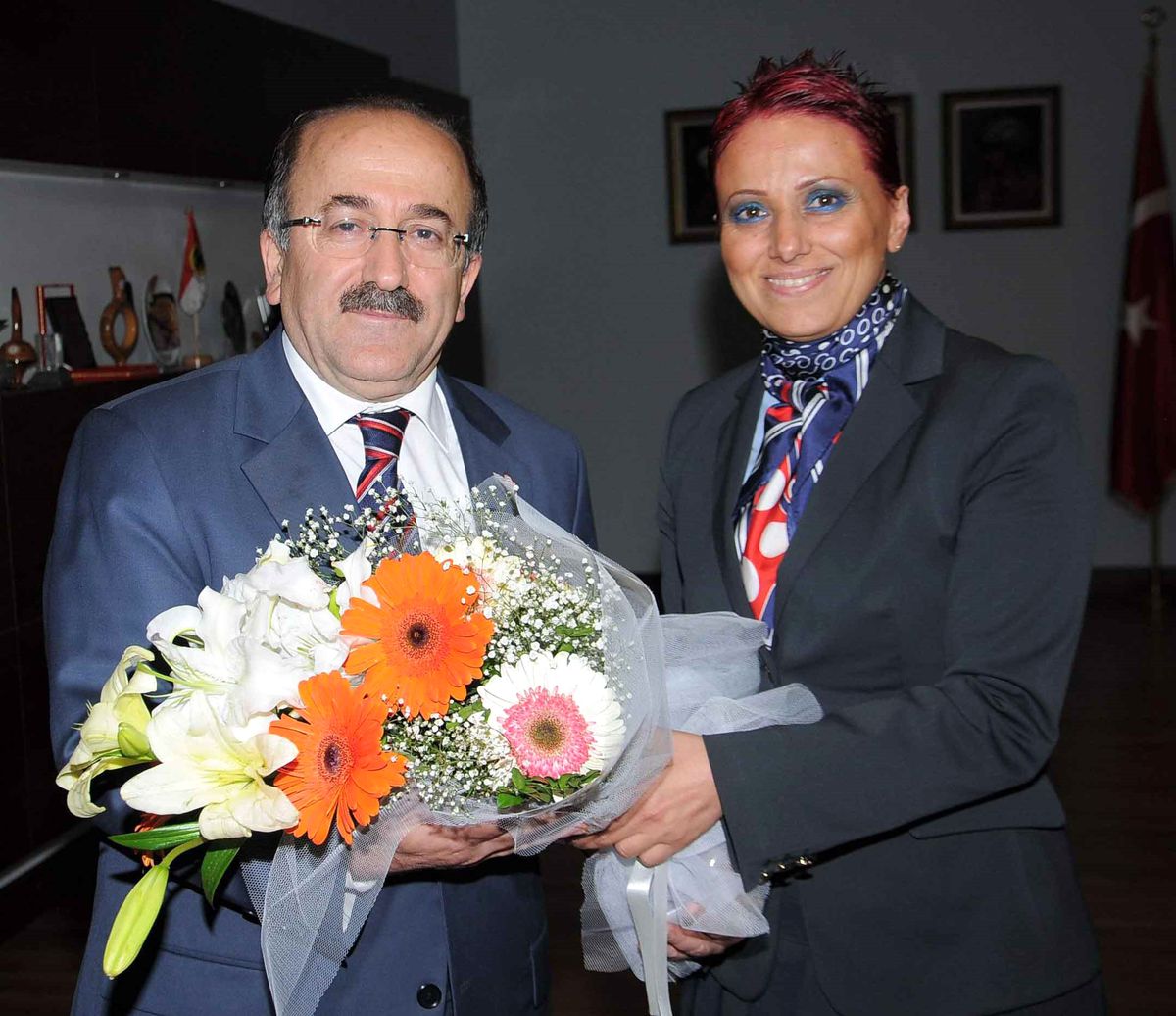 AK Parti Trabzon İl Kadın Kollarından Başkan Gümrükçüoğlu\'na Ziyaret