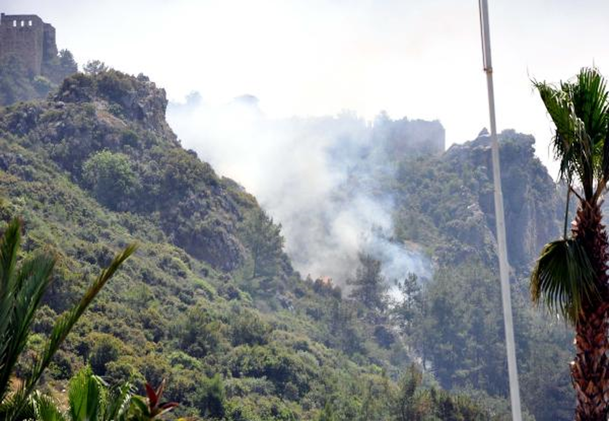 Alanya Kalesi Yakınında Orman Yangını Korkuttu