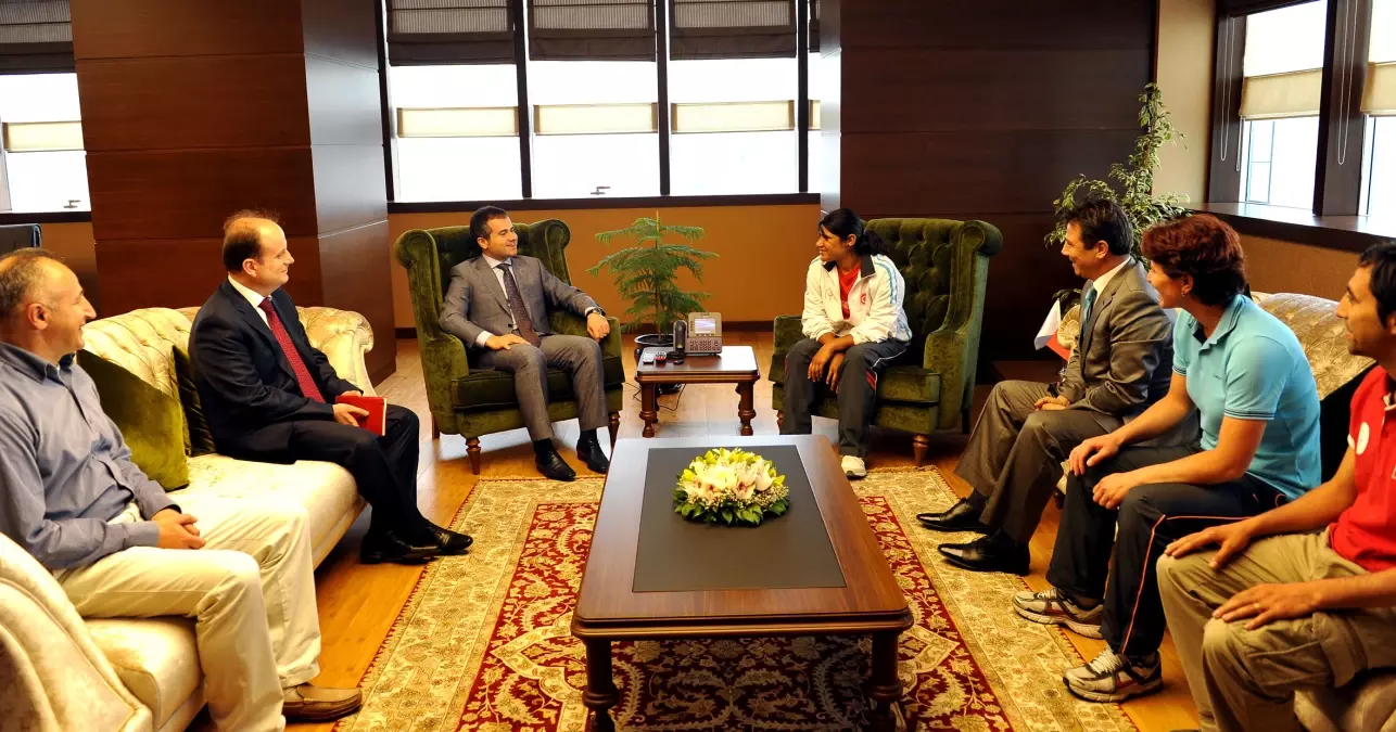 Ayşegül Tahtakale Bakan Kılıç\'ı Duygulandırdı