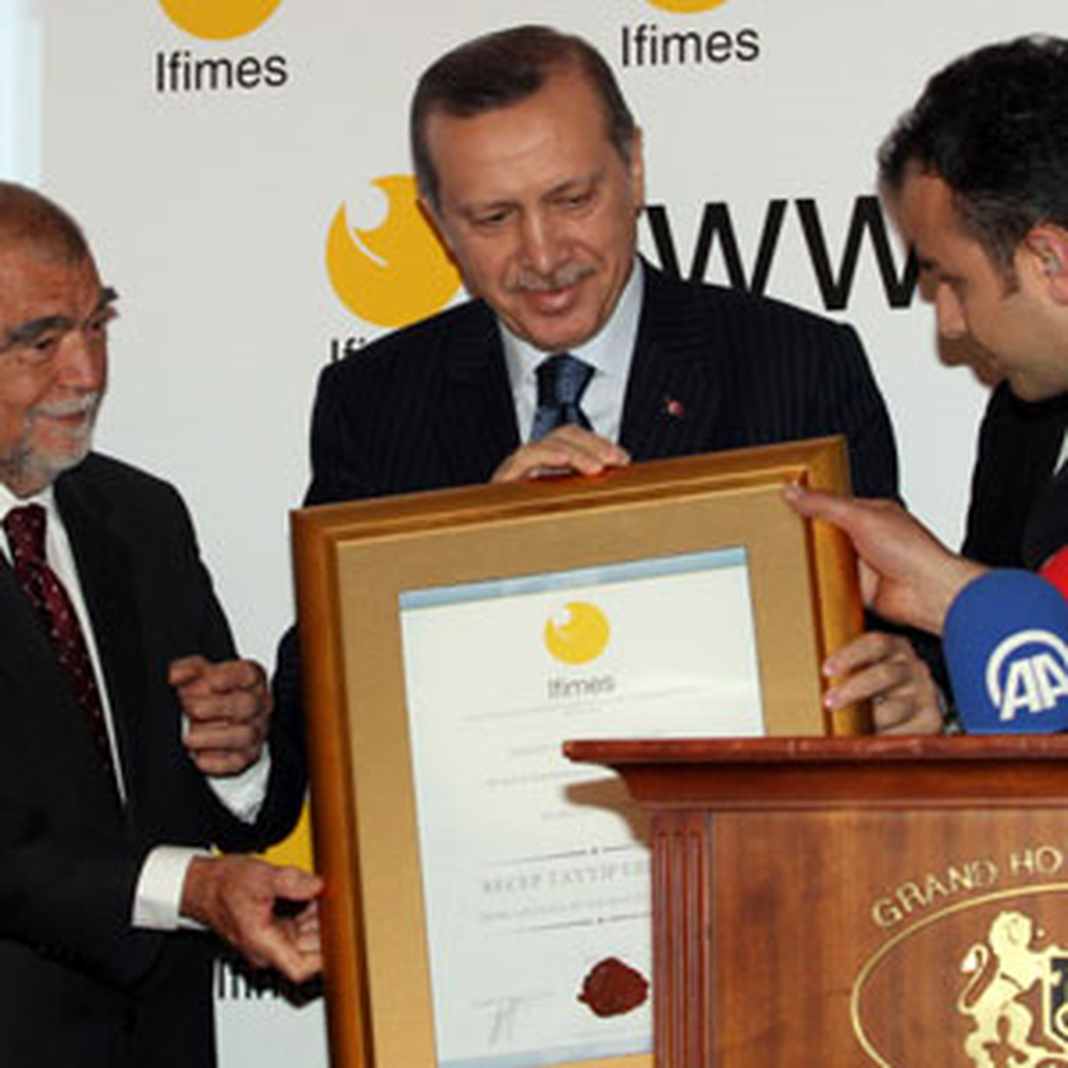 Başbakan Erdoğan'a '10 Yılın Devlet Adamı' Ödülü Verildi