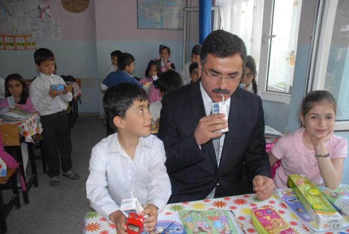 Batman'da Vali Süt İçti, Oyuncak Dağıttı