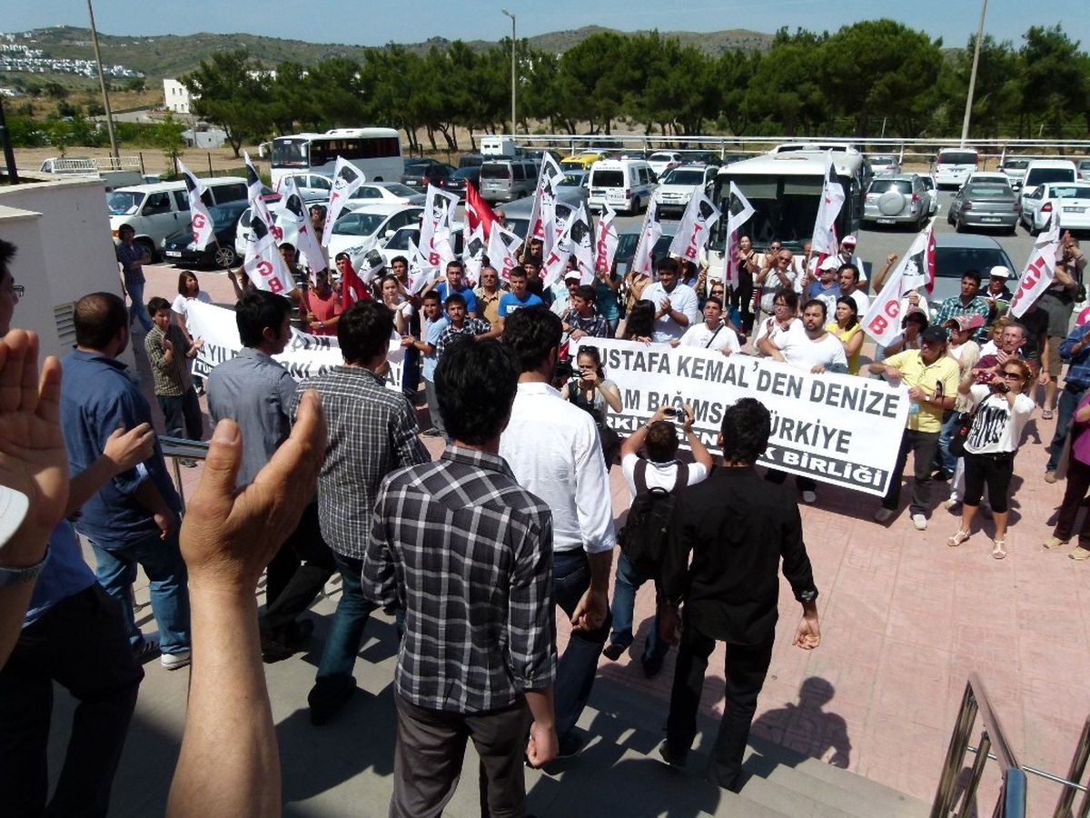 Bodrum\'da ABD Askerine Çuval Geçiren 8 Genç Hakim Karşısında