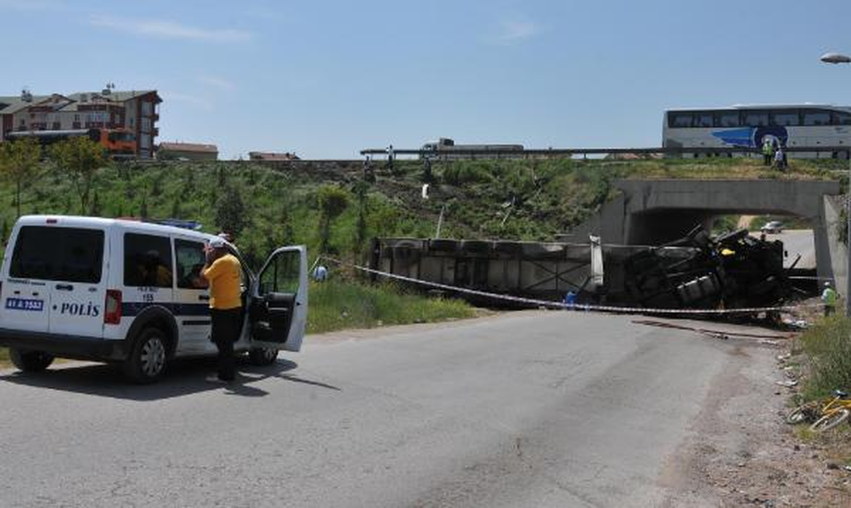 Dondurulmuş Gıda Taşıyan Tır Viyadükten Uçtu