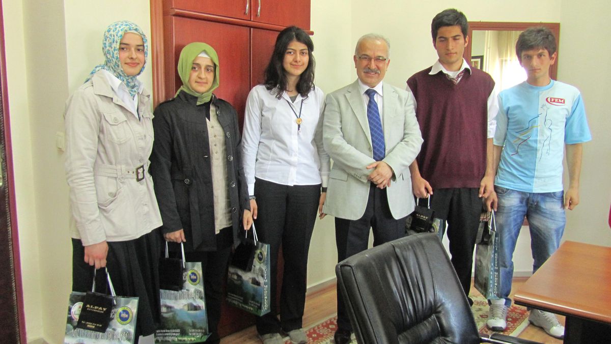 Düzce'de Ygs'de Başarılı Öğrencilere Ödül