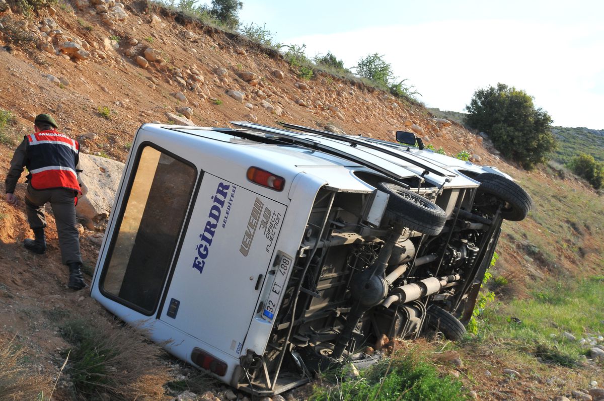 Eğirdir'de Midibüs Devrildi: 9 Yaralı