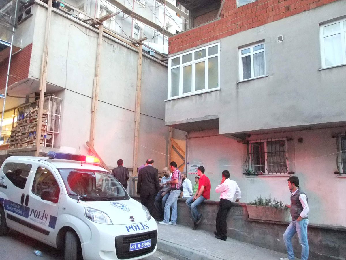 Elektrik Kablosuyla Kendini Astı