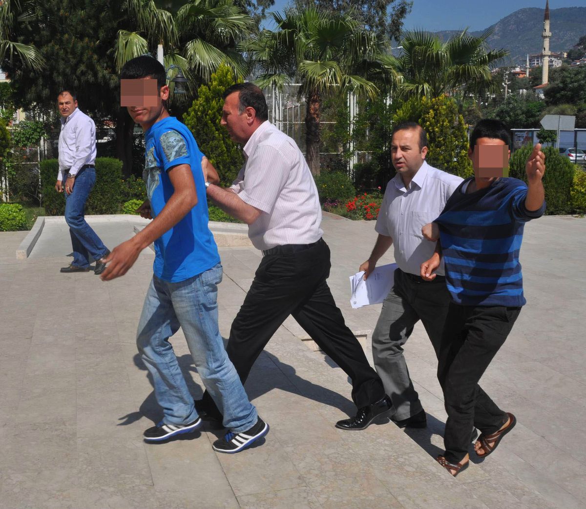 Girdikleri Evde Suçüstü Yakalandılar