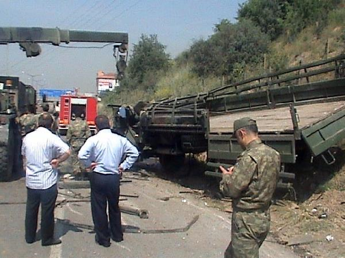 Halat Koptu, Çekinin Üzerindeki Askeri Araç Yola Düştü