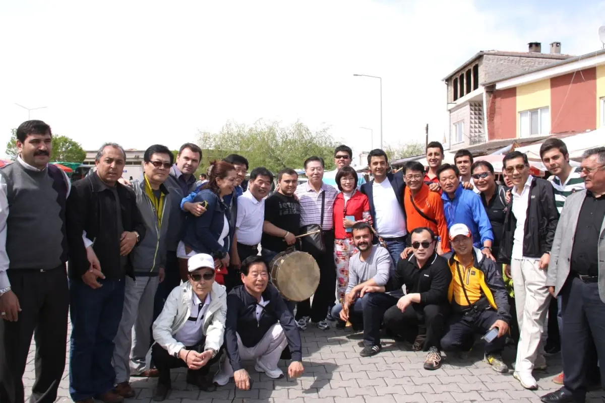 Halk Oyunları Festivalinde Turistlerin Halay Keyfi