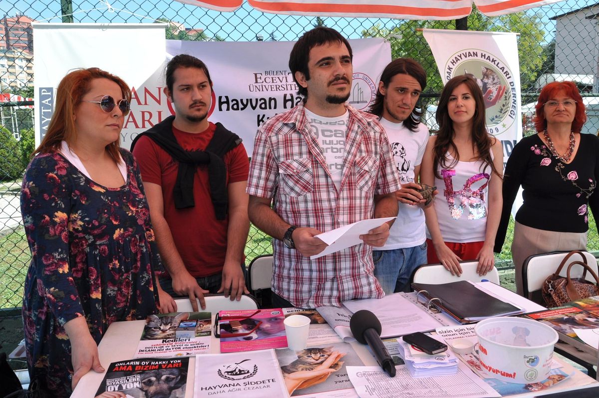 Hayvan Hakları Klubü Beü\'de Stand Açtı