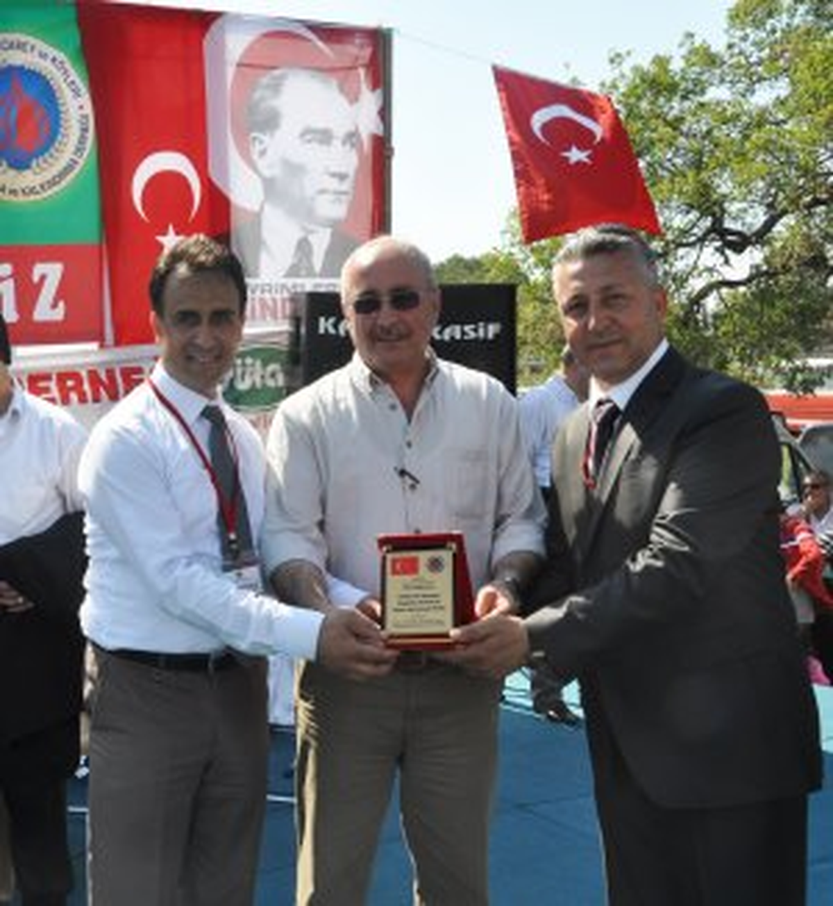 Karacabeylilerden Semih Pala\'ya Ödül