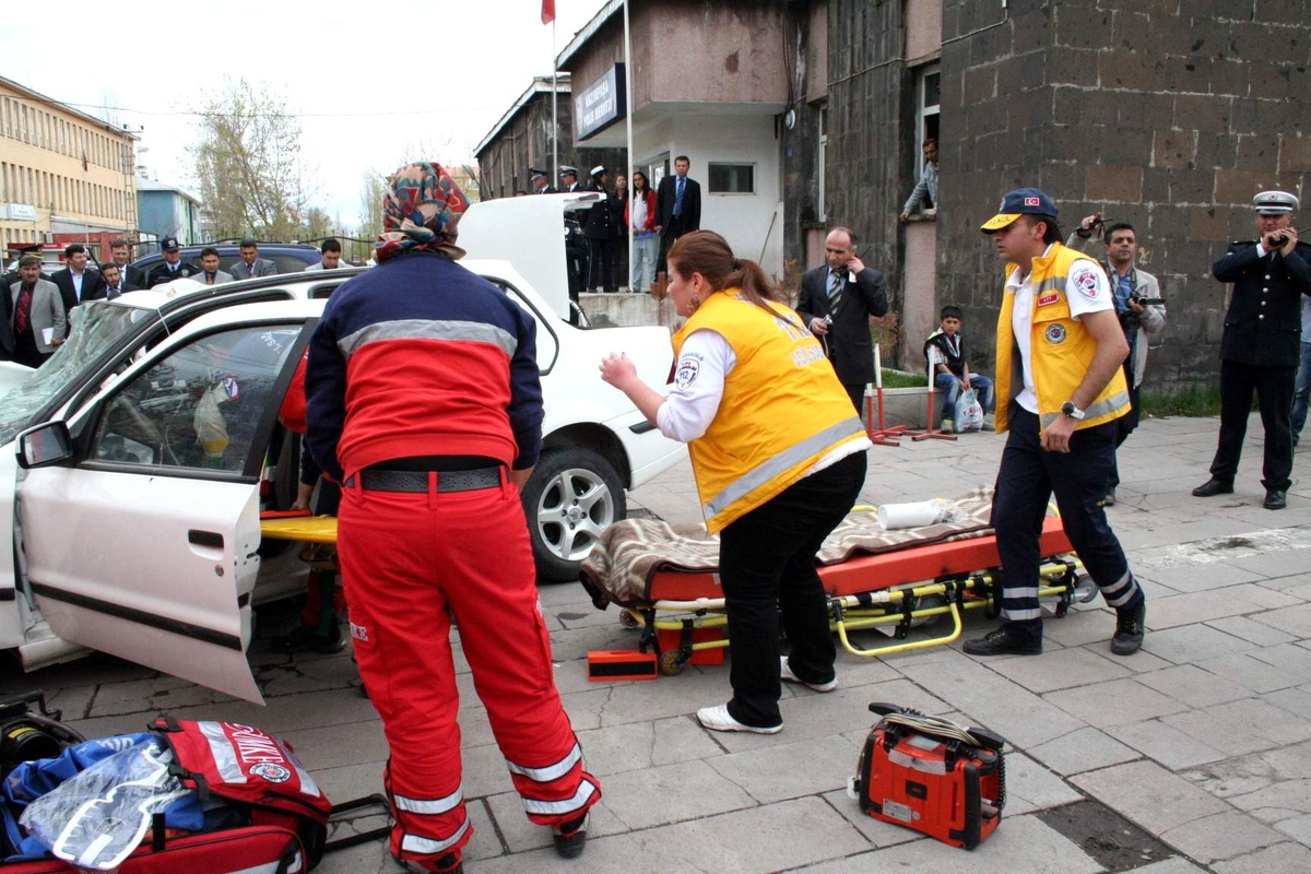 Kars'ta Trafik Haftası Etkinlikleri Çerçevesinde Düzenlenen Tatbikat Gerçeği Aratmadı