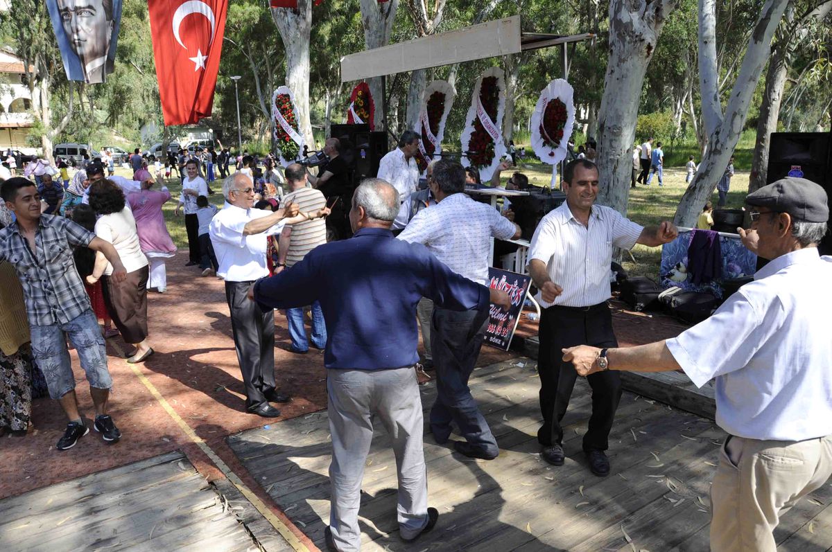 Kuşadası\'nda Hadimlilerden Etli Pilav Günü ve Bahar Şenliği