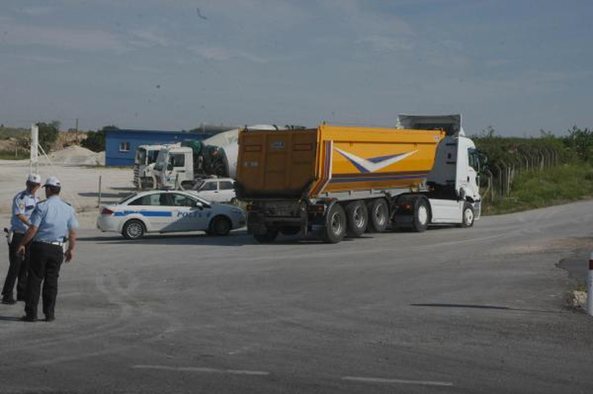Motosiklet Tır'a Çarptı: 2 Yaralı